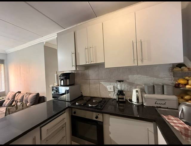 2 BEDROOM APARTMENT FOR SALE IN KEMPTON PARK CENTRAL